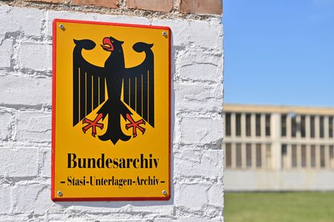 Jährlich stellen immer noch Zehntausende Anträge auf Einsicht von Stasi-Akten. (Symbolbild) Foto: Patrick Pleul/dpa