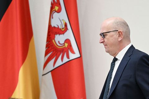 Dietmar Woidke (SPD) weiß um die finanziellen Schwierigkeiten der Städte und Gemeinden. (Archivbild) Foto: Jens Kalaene/dpa