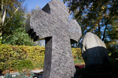 In Bräunlingen sind im Herbst mehrere Gräber beschädigt worden. (Symbolbild) Foto: Jan-Philipp Strobel/dpa