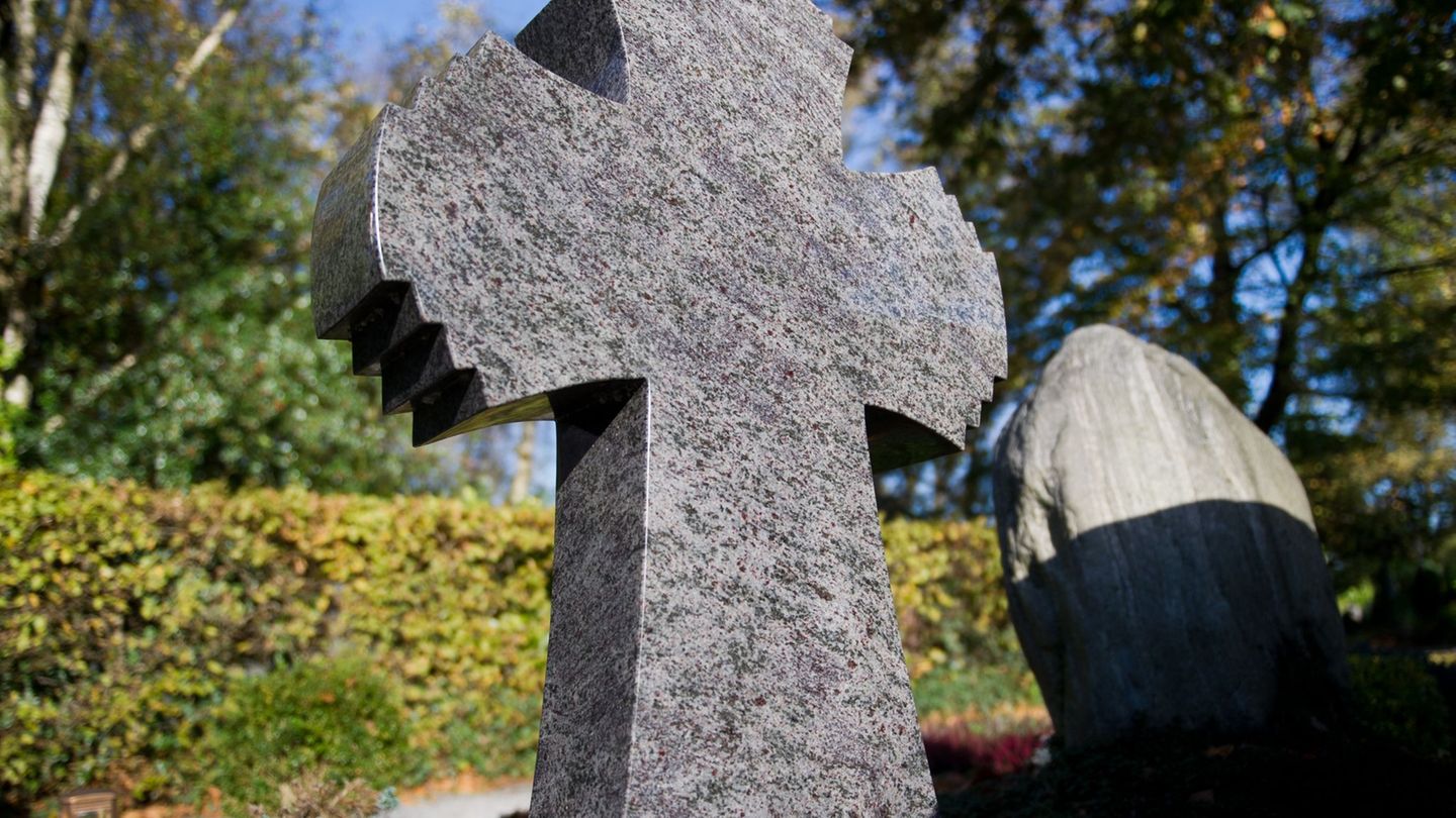 In Bräunlingen sind im Herbst mehrere Gräber beschädigt worden. (Symbolbild) Foto: Jan-Philipp Strobel/dpa