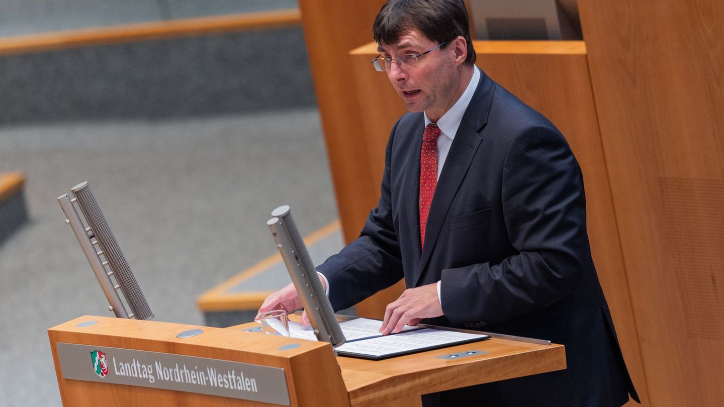 In einer Grundsatzdebatte über den Landeshaushalt 2026 verteidigt Nordrhein-Westfalens Finanzminister Marcus Optendrenk neue Sch