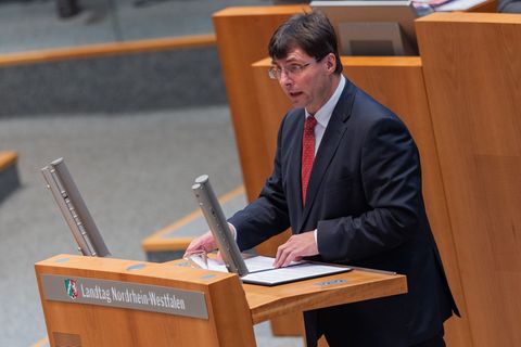 In einer Grundsatzdebatte über den Landeshaushalt 2026 verteidigt Nordrhein-Westfalens Finanzminister Marcus Optendrenk neue Sch