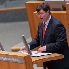 In einer Grundsatzdebatte über den Landeshaushalt 2026 verteidigt Nordrhein-Westfalens Finanzminister Marcus Optendrenk neue Sch