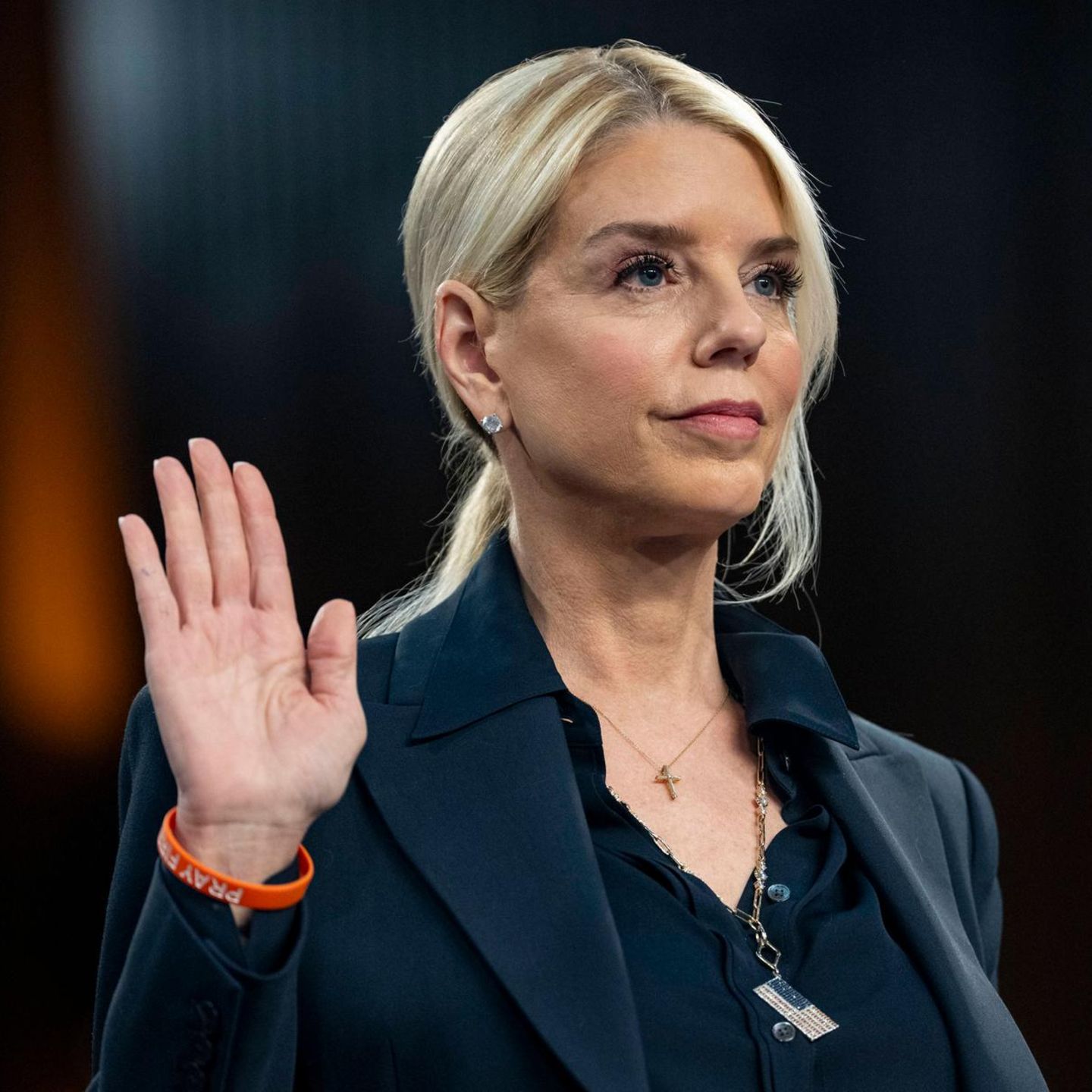 Pam Bondi hebt die Hand um einen Eid zu leisten