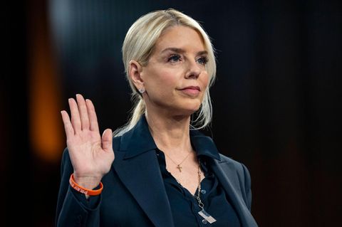 Pam Bondi hebt die Hand um einen Eid zu leisten