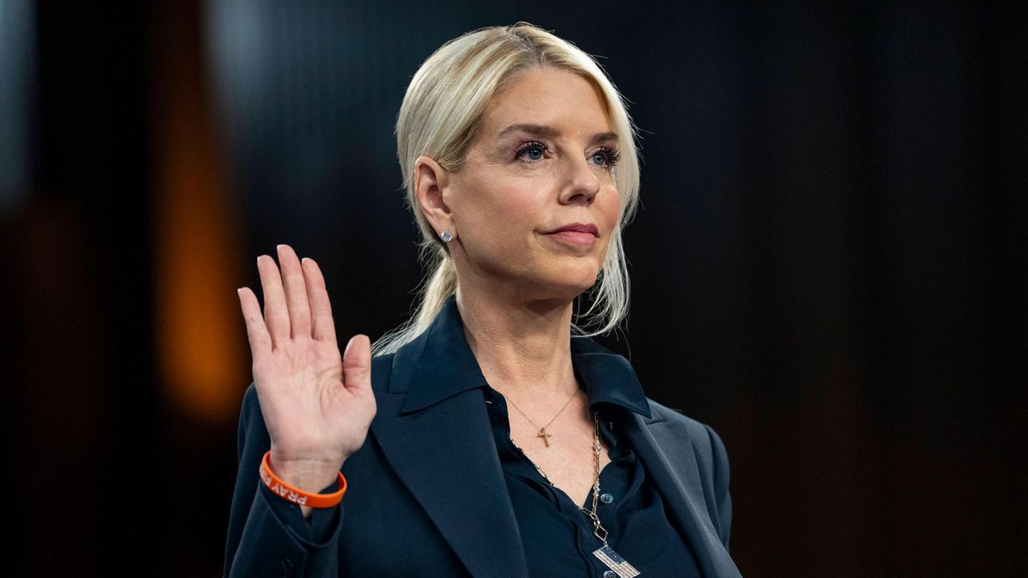Pam Bondi hebt die Hand um einen Eid zu leisten