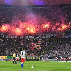Für die Pyro-Aktionen seiner Fans im Spiel beim HSV muss der FC St. Pauli eine hohe Geldstrafe zahlen. Foto: Marcus Brandt/dpa