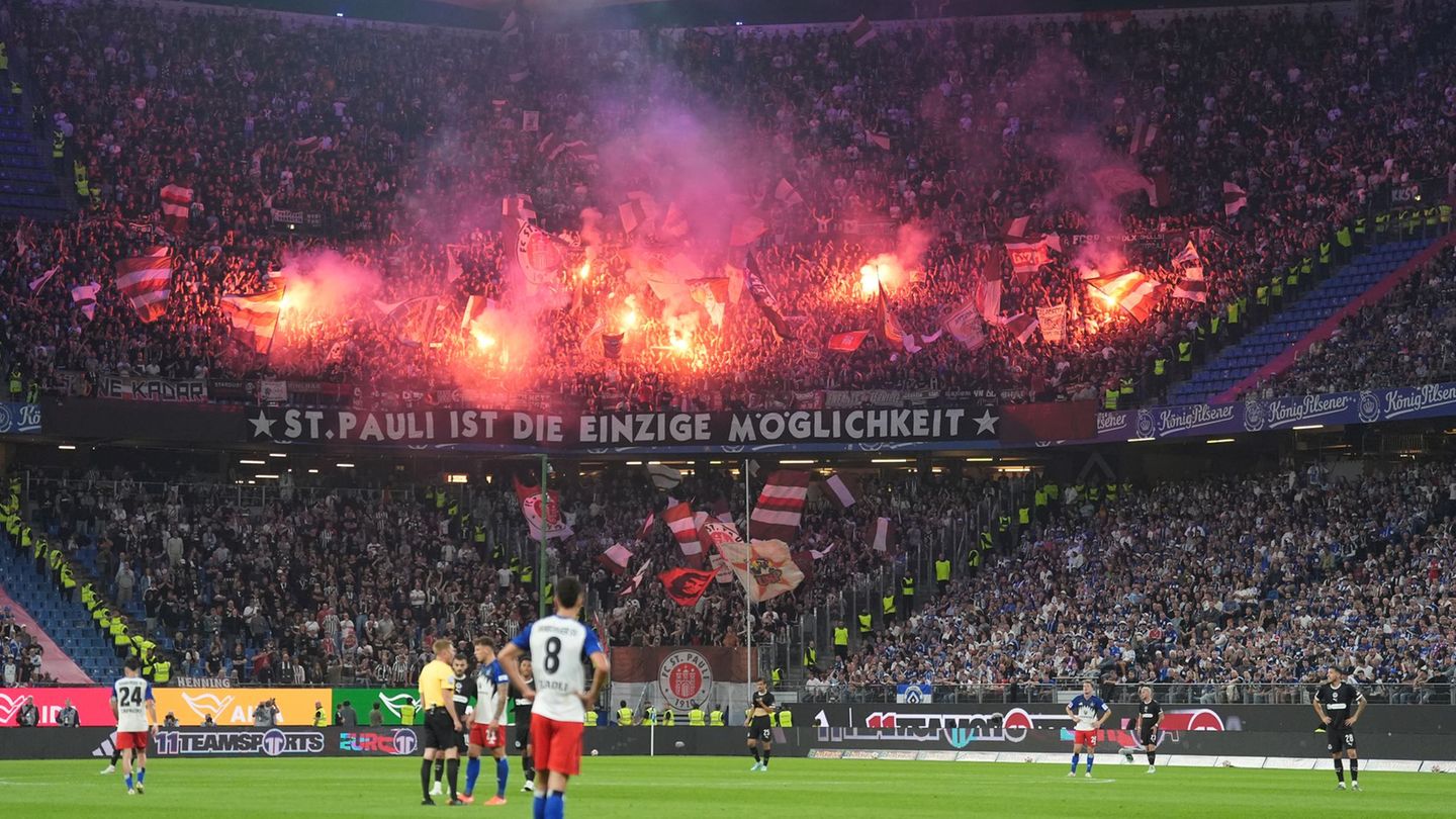 Für die Pyro-Aktionen seiner Fans im Spiel beim HSV muss der FC St. Pauli eine hohe Geldstrafe zahlen. Foto: Marcus Brandt/dpa
