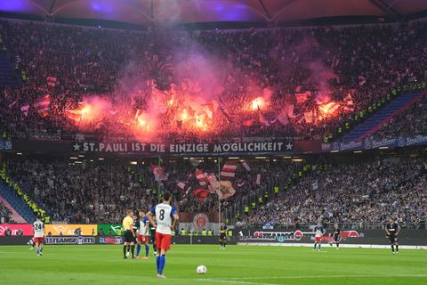 Für die Pyro-Aktionen seiner Fans im Spiel beim HSV muss der FC St. Pauli eine hohe Geldstrafe zahlen. Foto: Marcus Brandt/dpa