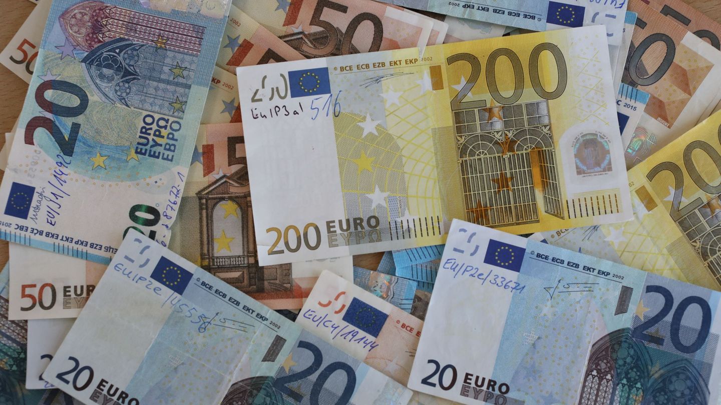Die Berliner Polizei beschlagnahmte bei Durchsuchungen eine größere Menge Falschgeld. (Illustration) Foto: Bernd Wüstneck/dpa-Ze