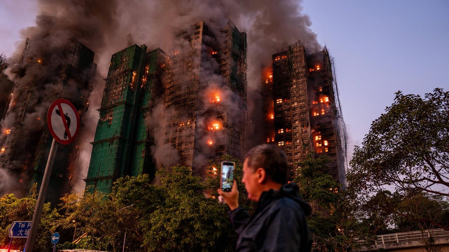 Brennende Häuser in Hongkong