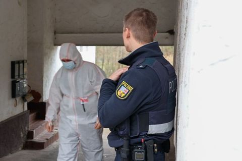 Die Spurensicherung am Tatort in Bexbach im Saarland, wo ein Gerichtsvollzieher erstochen wurde