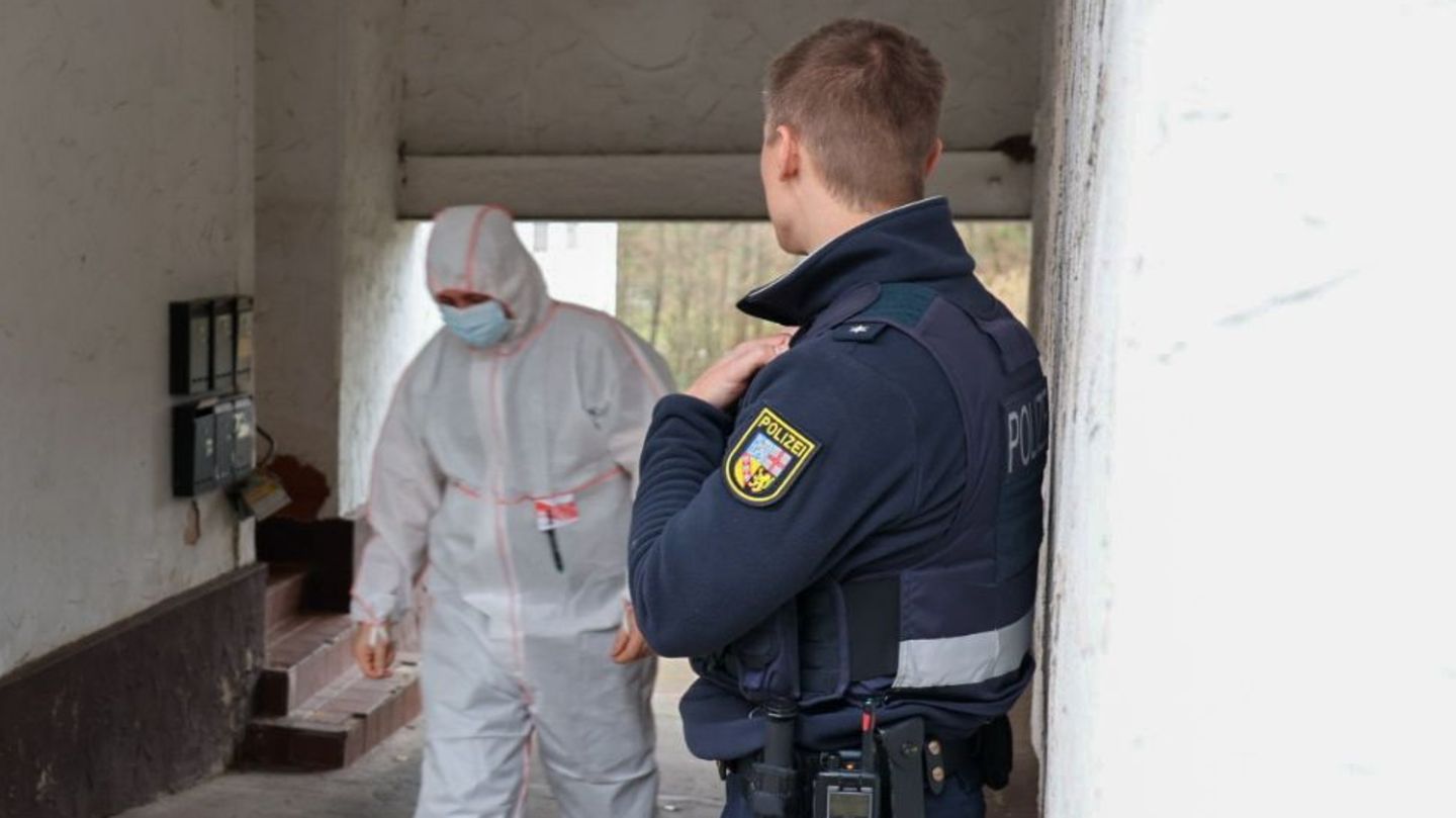 Die Spurensicherung am Tatort in Bexbach im Saarland, wo ein Gerichtsvollzieher erstochen wurde