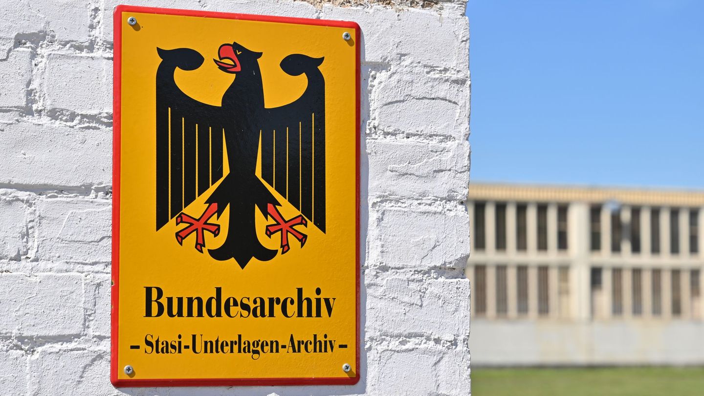 Jährlich stellen immer noch Zehntausende Anträge auf Einsicht von Stasi-Akten. (Symbolbild) Foto: Patrick Pleul/dpa