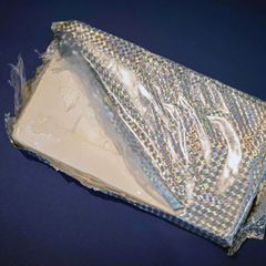 Kurz vor einer Wohnungsdurchsuchung hat ein mutmaßlicher Drogenhändler in Hamburg ein Kilo Kokain aus dem Fenster geworfen. (Sym