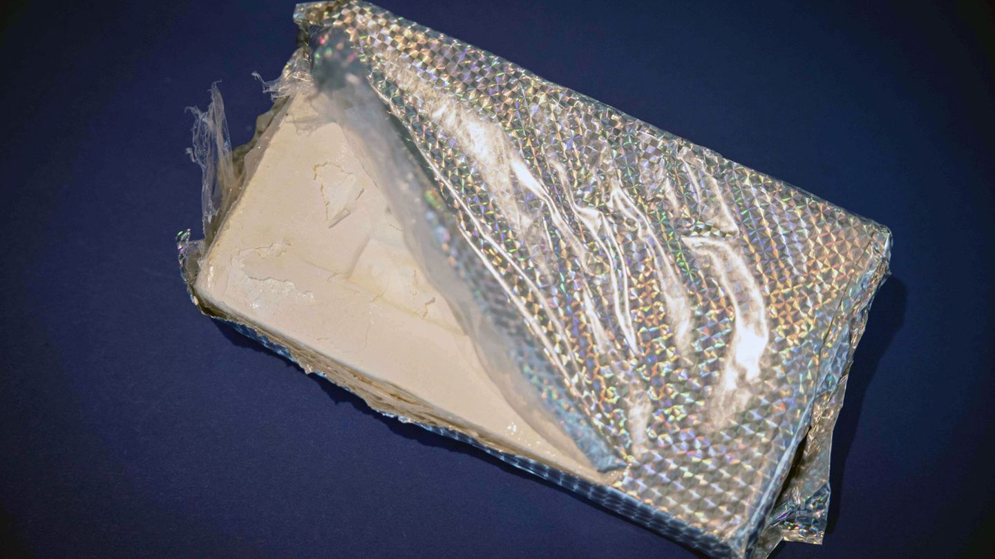 Kurz vor einer Wohnungsdurchsuchung hat ein mutmaßlicher Drogenhändler in Hamburg ein Kilo Kokain aus dem Fenster geworfen. (Sym