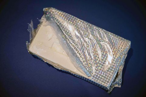 Kurz vor einer Wohnungsdurchsuchung hat ein mutmaßlicher Drogenhändler in Hamburg ein Kilo Kokain aus dem Fenster geworfen. (Sym