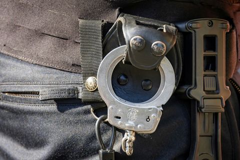 Handschellen eines Polizisten