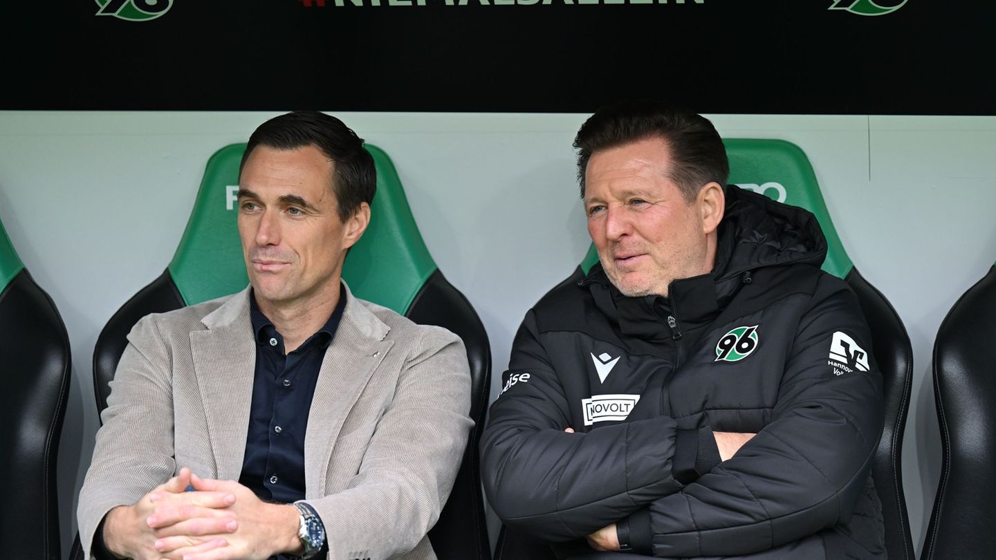 Sport-Geschäftsführer Marcus Mann (l.) und Trainer Christian Titz von Hannover 96. Foto: Swen Pförtner/dpa
