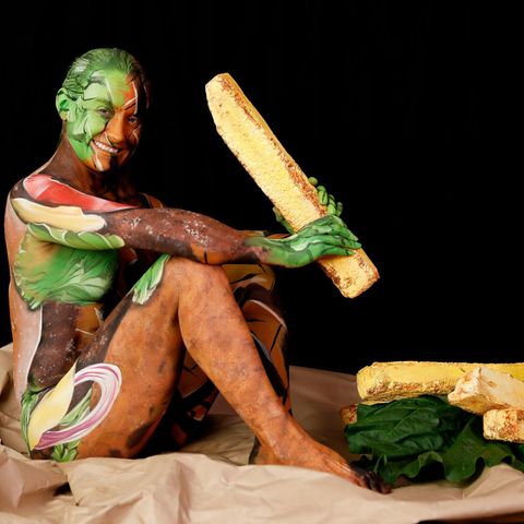 Nackt im Restaurant bei einem Tinderdate