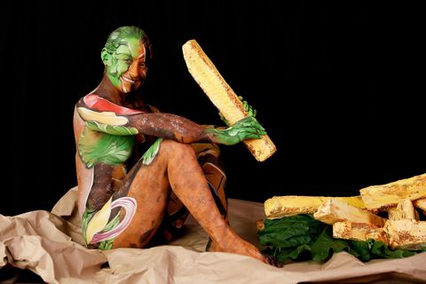 Nackt im Restaurant bei einem Tinderdate