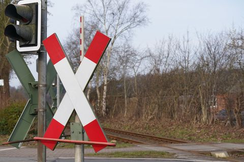 Die Ampel ist rot, Bundespolizisten sperren den Bahnübergang: Doch die Frau läuft los. (Symbolbild) Foto: Marcus Brandt/dpa