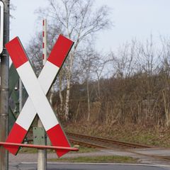 Die Ampel ist rot, Bundespolizisten sperren den Bahnübergang: Doch die Frau läuft los. (Symbolbild) Foto: Marcus Brandt/dpa