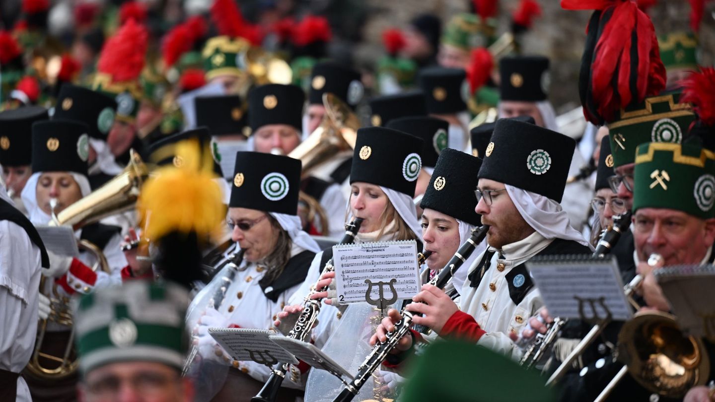 Musiker spielen bei einer Bergparade. (Symbolbild) Foto: Hendrik Schmidt/dpa