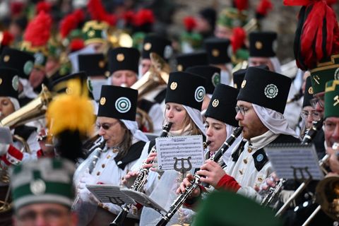 Musiker spielen bei einer Bergparade. (Symbolbild) Foto: Hendrik Schmidt/dpa