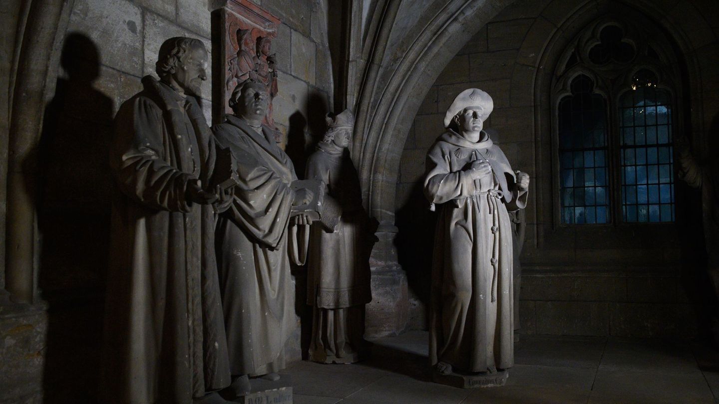 Die Skulpturen stehen im Halberstädter Dom unter der Südempore. Foto: Klaus-Dietmar Gabbert/dpa