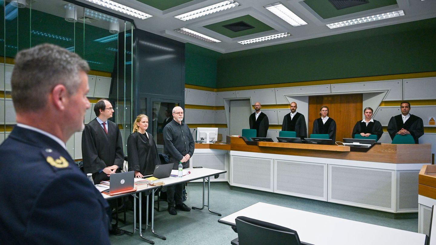 In einem Gerichtssaal stehen der Zeuge Stephan Katte (l), Direktor bei der Polizei Berlin, und der Kläger Wieland Hoban (4.v.l.)