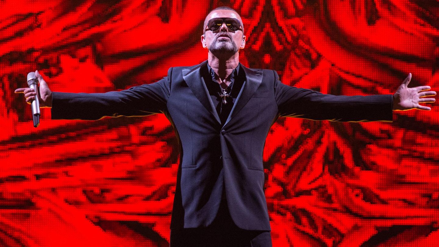 George Michael in Paris auf der Bühne