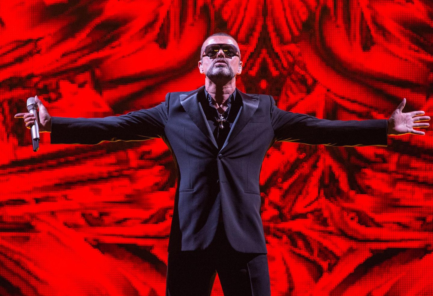George Michael in Paris auf der Bühne
