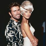 George Michael umarmt das Topmodel Linda Evangelista mit blonder Turmfrisur