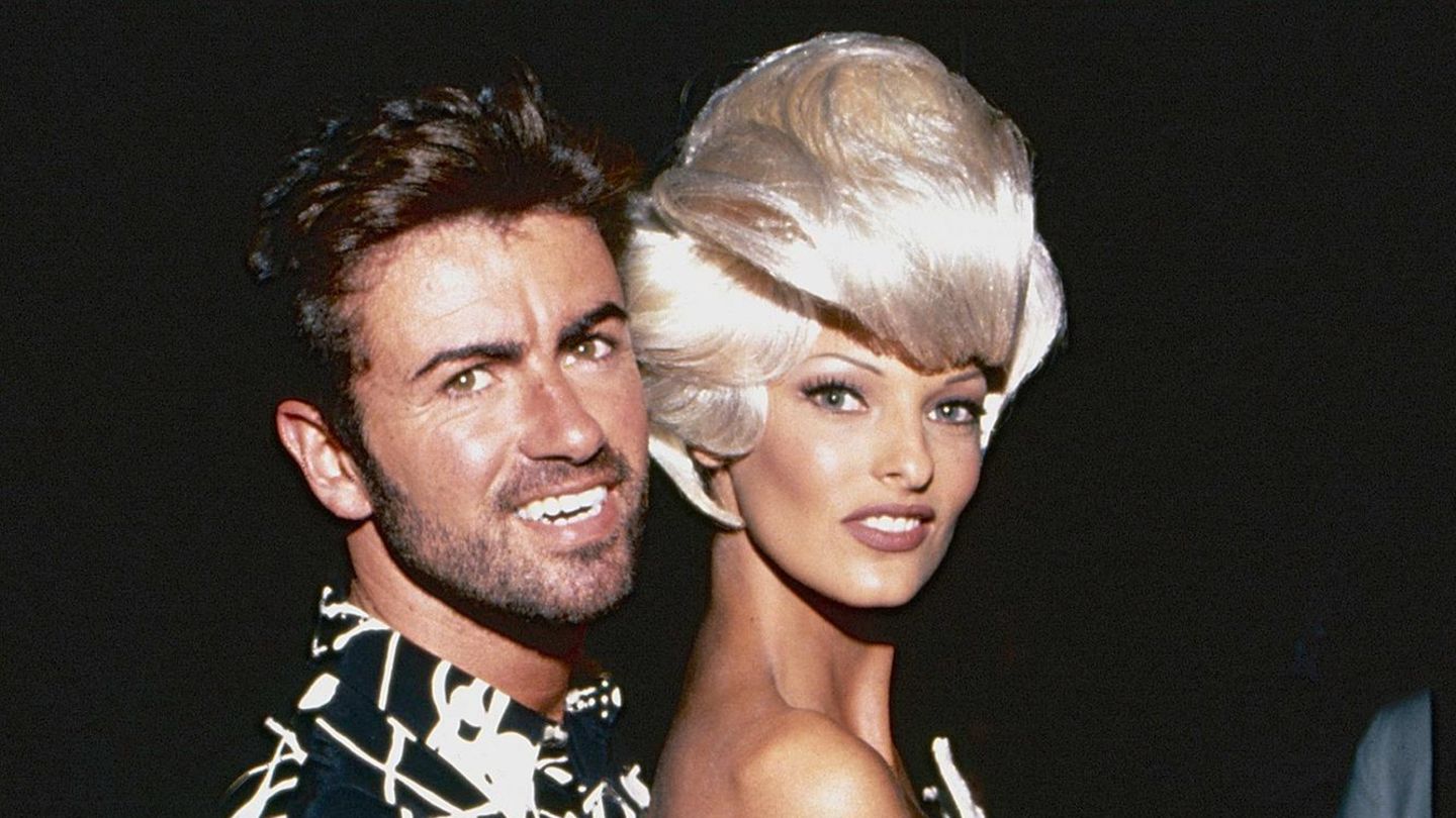 George Michael umarmt das Topmodel Linda Evangelista mit blonder Turmfrisur