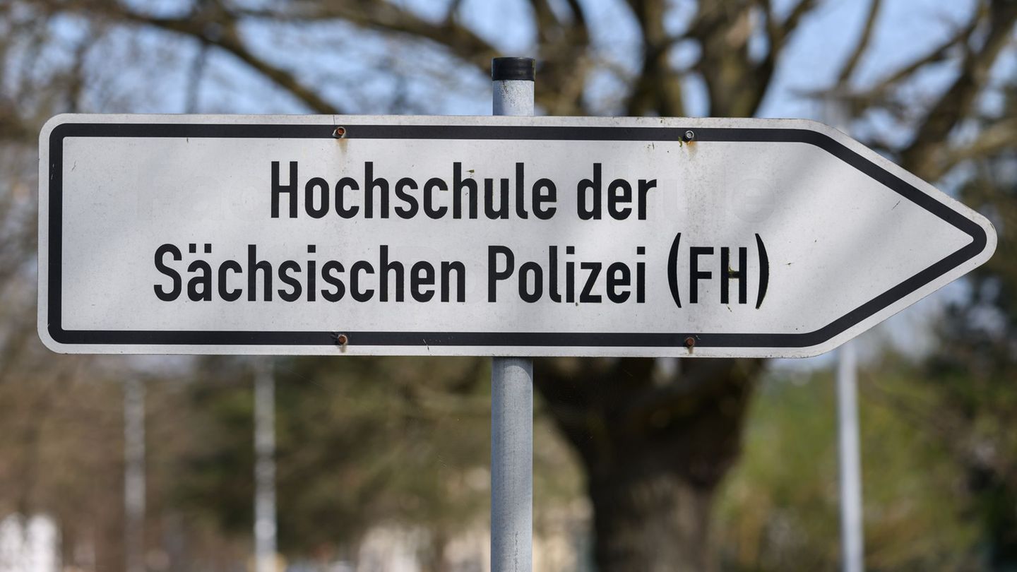 Wegen einer Überschneidung mit alten Prüfungsaufgaben müssen 320 Polizeianwärter in Sachsen ihre Abschlussprüfung erneut ablegen