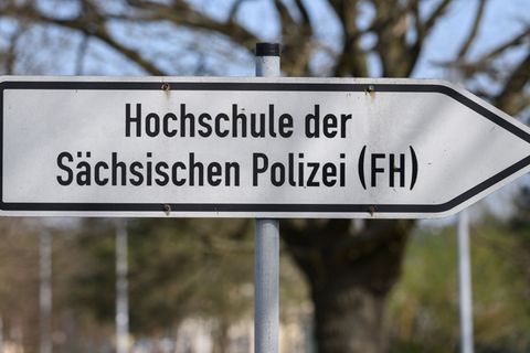 Wegen einer Überschneidung mit alten Prüfungsaufgaben müssen 320 Polizeianwärter in Sachsen ihre Abschlussprüfung erneut ablegen