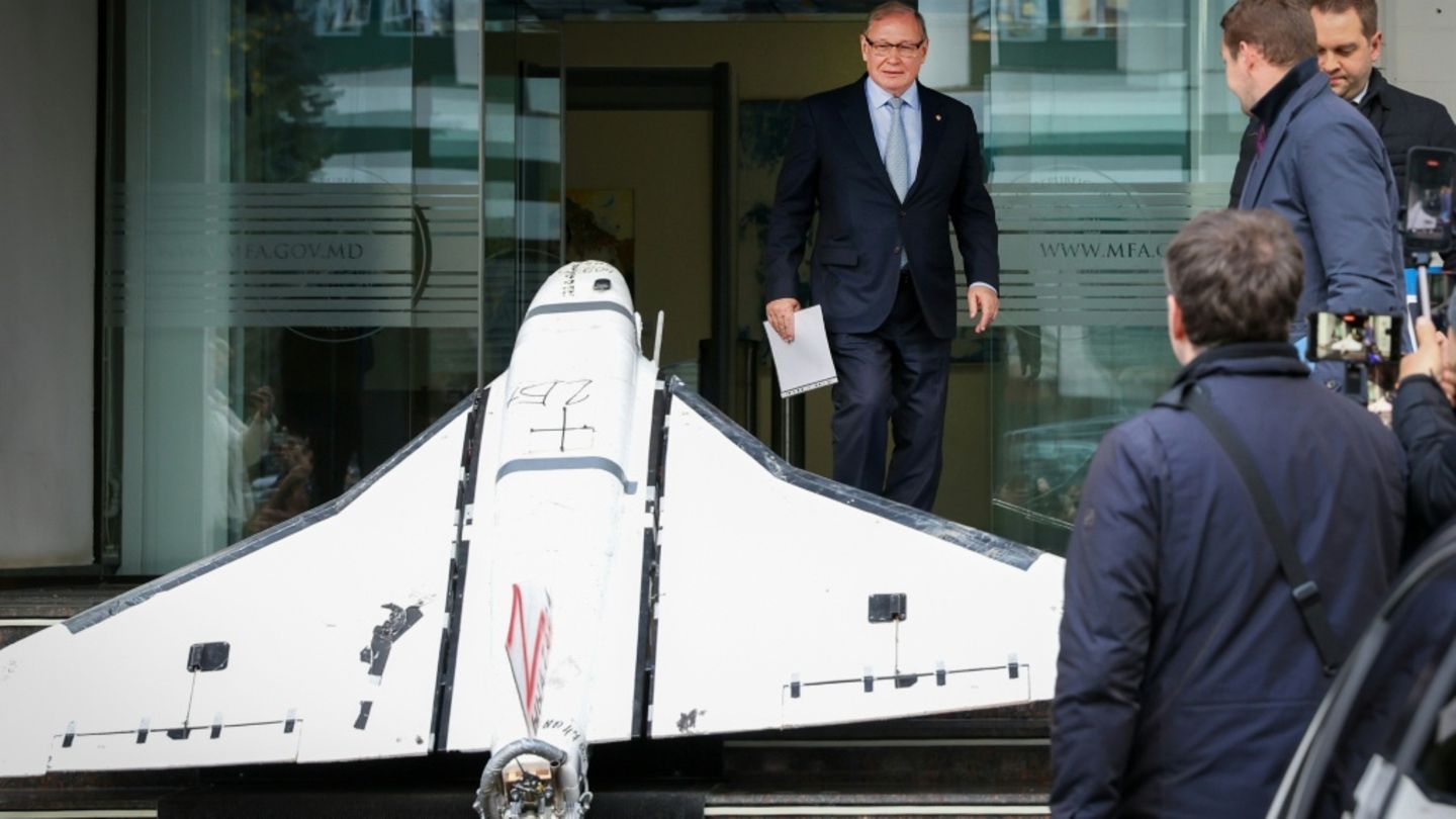 Russlands Botschafter (l.) blickt auf die Drohne