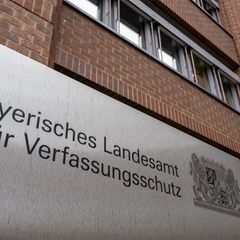 Seitz 75 Jahren ist der bayerische Verfassungsschutz für den Schutz der Demokratie im Einsatz. Die Arbeit der Behörde hat sich s