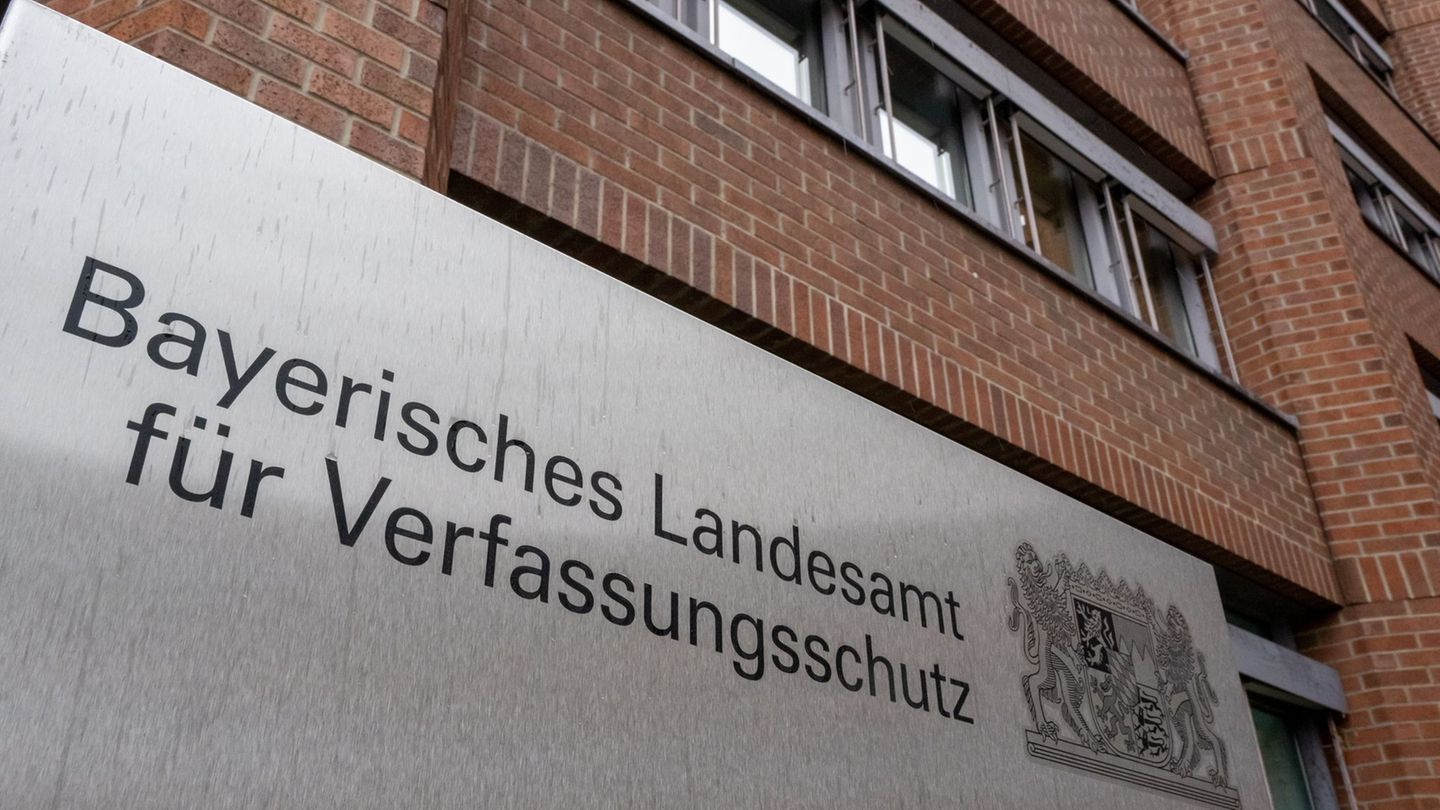 Seitz 75 Jahren ist der bayerische Verfassungsschutz für den Schutz der Demokratie im Einsatz. Die Arbeit der Behörde hat sich s