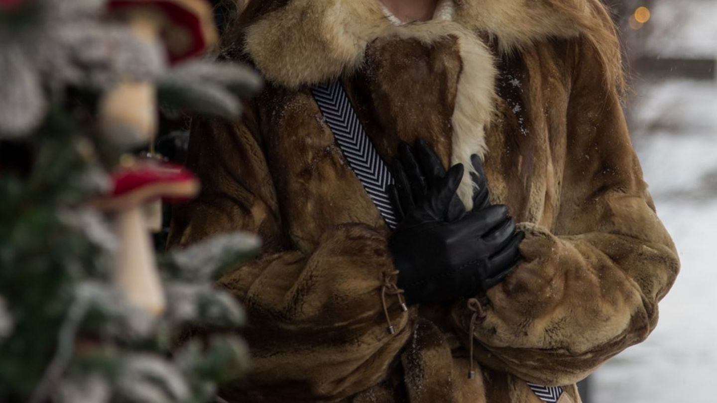 Ohne Handschuhe und einen warmen Mantel geht auf dem Weihnachtsmarkt nichts.