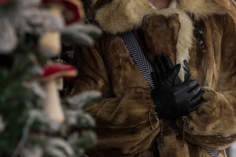 Ohne Handschuhe und einen warmen Mantel geht auf dem Weihnachtsmarkt nichts.