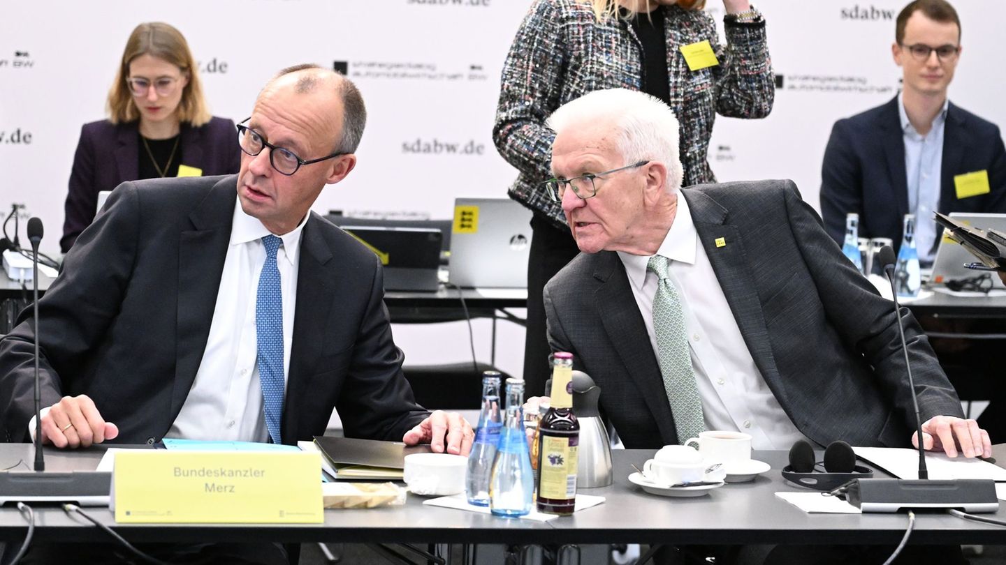 Merz nahm am Mittwoch bei einem Strategiedialog zur Autoindustrie in Stuttgart teil. Foto: Bernd Weißbrod/dpa-Pool/dpa