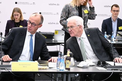 Merz nahm am Mittwoch bei einem Strategiedialog zur Autoindustrie in Stuttgart teil. Foto: Bernd Weißbrod/dpa-Pool/dpa