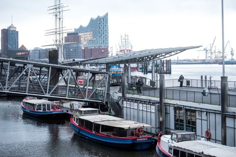 Zwei Barkassen-Betreiber im Hamburger Hafen schließen sich zusammen. (Symbolbild) Foto: Daniel Bockwoldt/dpa