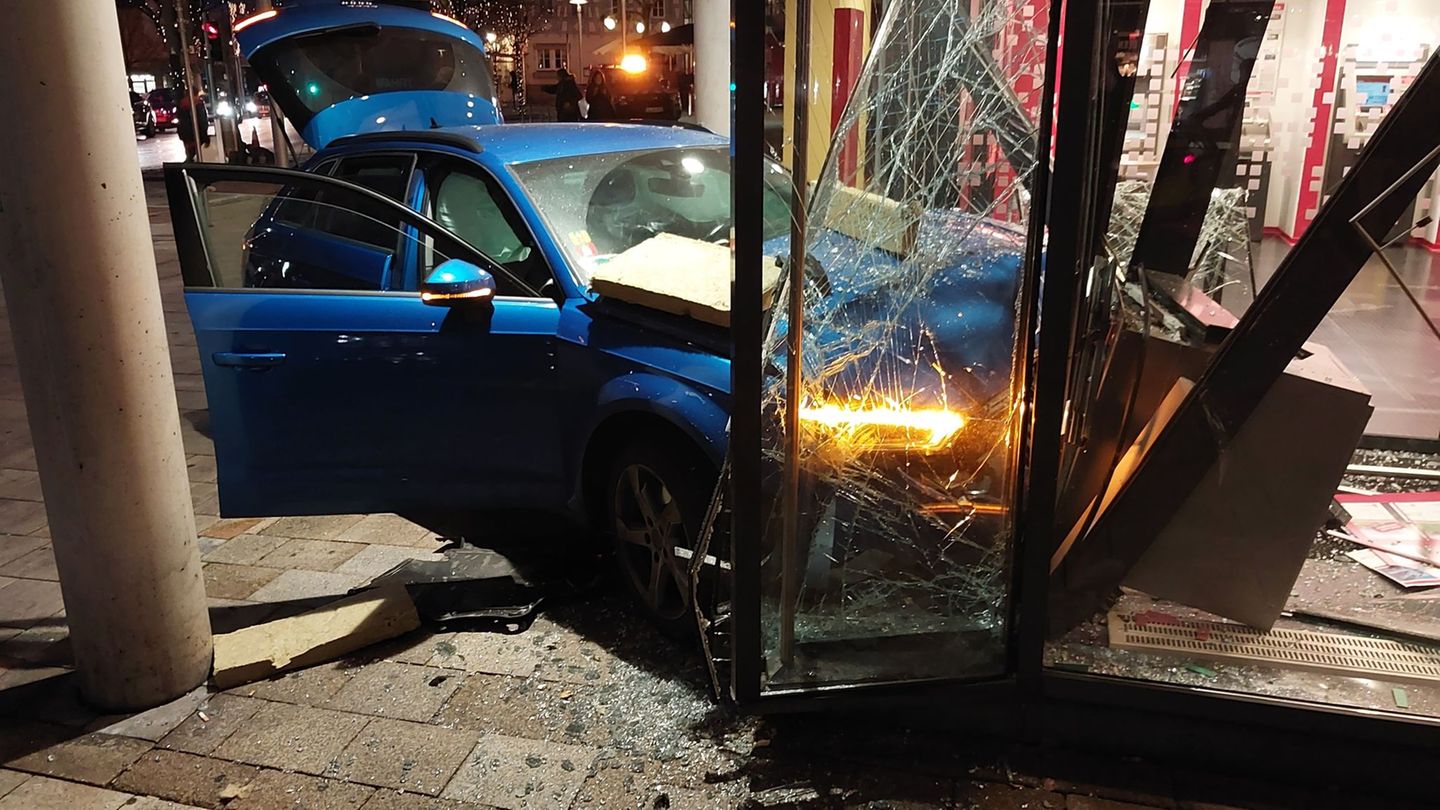 In Asperg ist ein Auto durch die Scheibe einer Bankfiliale gefahren. Foto: Karsten Schmalz/dpa