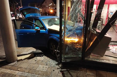 In Asperg ist ein Auto durch die Scheibe einer Bankfiliale gefahren. Foto: Karsten Schmalz/dpa