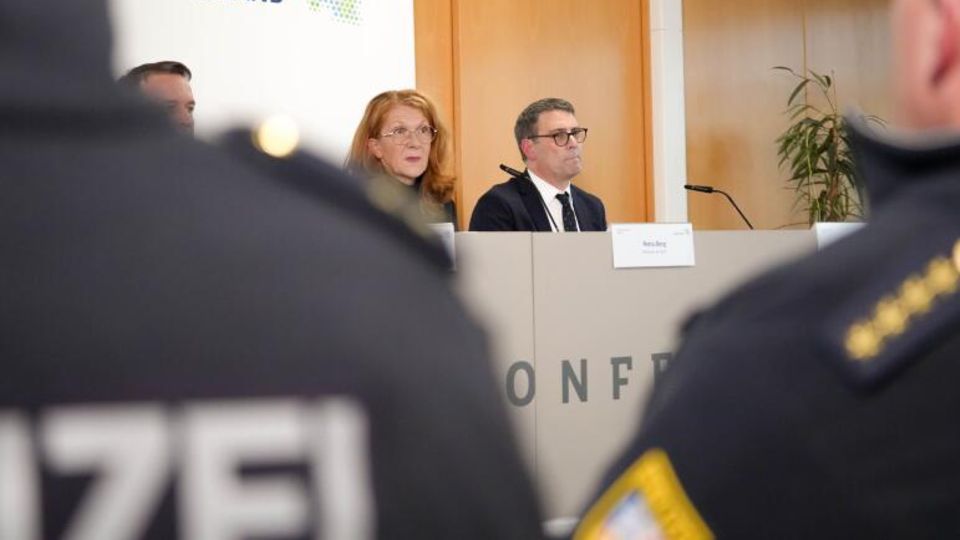 Tötung von Gerichtsvollzieher: "Beschuldigter hat mit Jagdmesser mehrfach eingestochen"