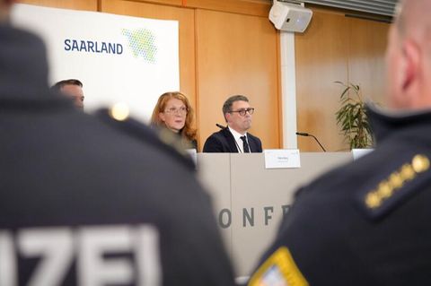 Tötung von Gerichtsvollzieher: "Beschuldigter hat mit Jagdmesser mehrfach eingestochen"