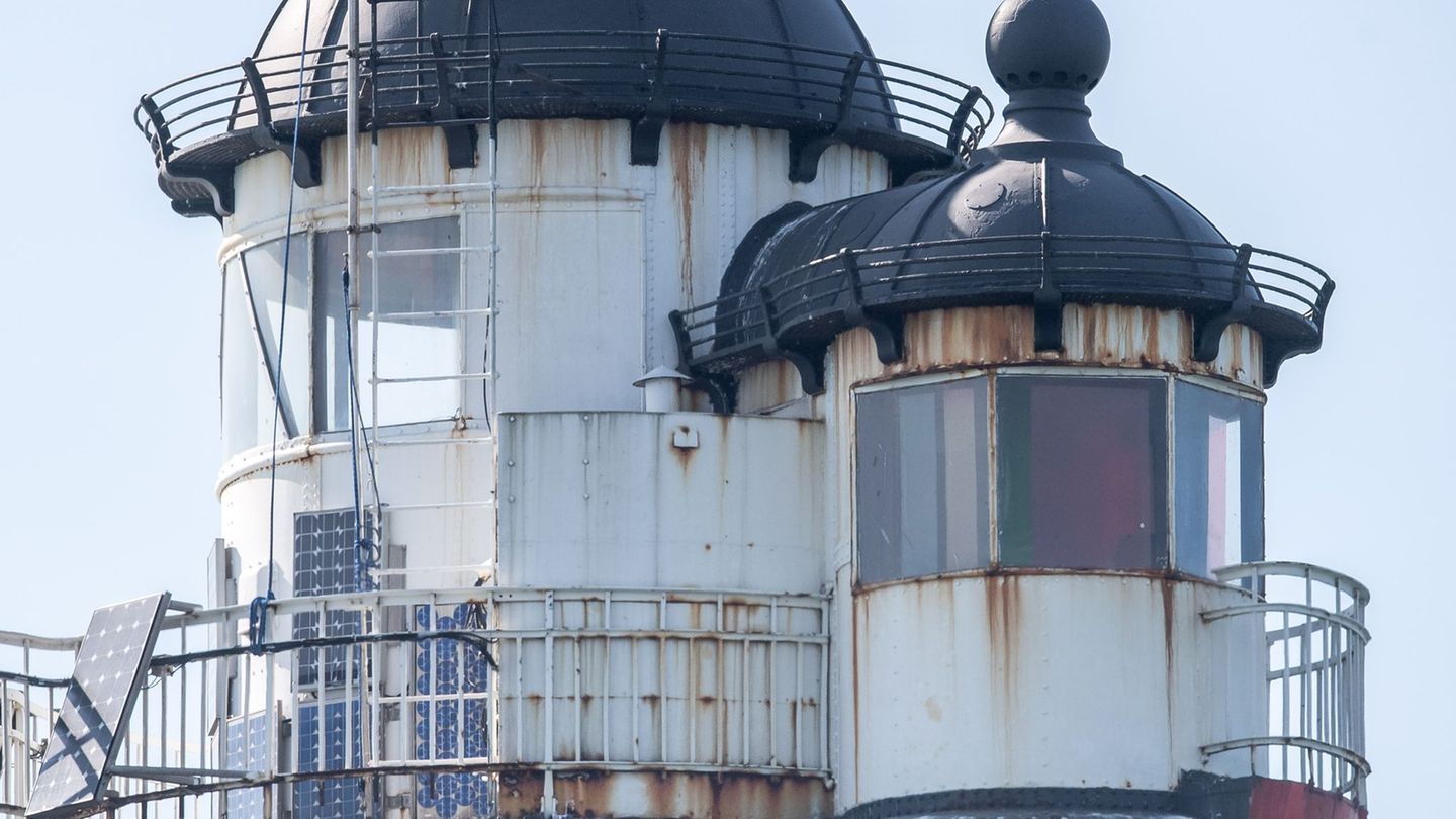 Nach Ansicht von mehr als 5000 Menschen soll der rot-weiße Leuchtturm an seinem jetzigen Standort in der Wesermündung bleiben. (